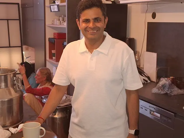 Mohit Kumar war beim Kirtan-Festival nicht in seinem Beruf tätig, nein er versorge die Gäste mit Erfrischungen.  Prof. Dr. Mohit Kumar entwickelt am Softwarfe Competence Center Hagenberg Digitalisierungslösungen. An der Universität Rostrock ist er am Institut für Automatisierungstechnik tätig.      | Foto: Robert Zinterhof