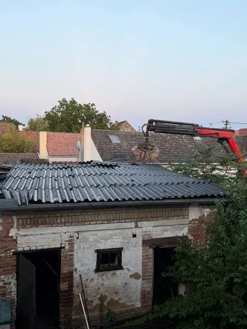 Mit Unterstützung eines Krans wurden lose und gefährliche Gebäudeteile kontrolliert entfernt. | Foto: FF Großebersdorf