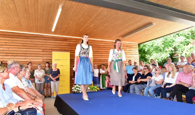 Dirndlkreationen von Mutter und Tochter | Foto: Herbert Schleich