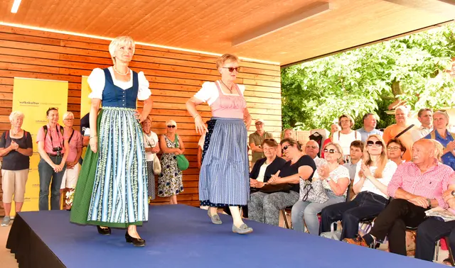 Hollabrunner Arbeitstracht mit Triestingtaler Dirndl | Foto: Herbert Schleich