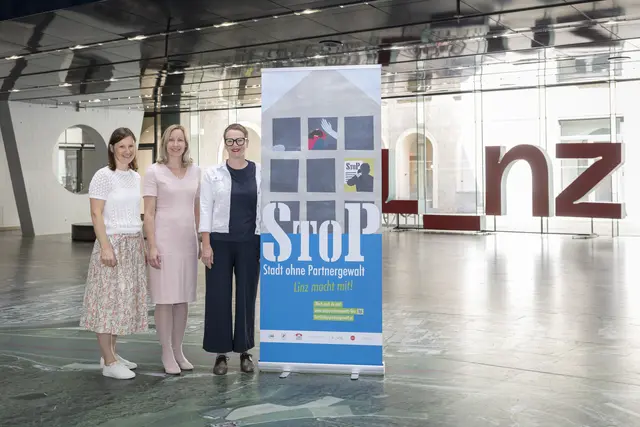 Von links: Karin Raab, Geschäftsführerin Frauenhaus Linz, Vizebürgermeisterin Karin Leitner (SPÖ) und Stadträtin Eva Schobesberger (Grüne).

 | Foto: Stadt Linz