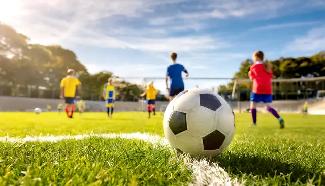 Der Ball rollt wieder und die Mannschaften sind bereit für eine Saison voller Siege, Hoffnungen und guter Stimmung. | Foto: stock.adobe/Sina Ettmer