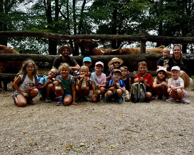 Bürgermeister Michael Strasser und Geschäftsführende Gemeinderätin Theresa Brandstetter mit den Kids im Tierpark Haag. | Foto: Gde. Haidershofen