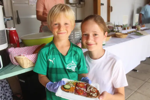 Shaydon und Tianna Manke servierten schmackhafte Aufstrichbrote. | Foto: arbes