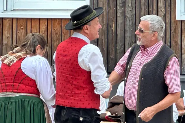 Obmann Karl Dudek überreicht ein Präsent an Bürgermeister Alfons Schinabeck aus Neuschönau (li)