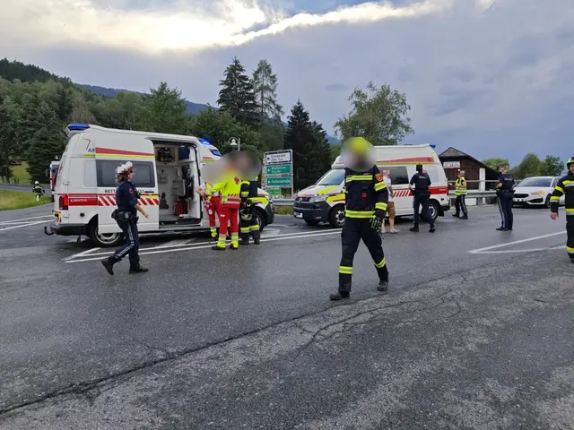 Seitens den alarmierten Feuerwehren wurden Sicherungsarbeiten durchgeführt, ein Brandschutz aufgebaut, auslaufende Betriebsmittel gebunden und die Polizei bei der Verkehrsregelung unterstützt.  | Foto: Feuerwehren Olsach-Molzbichl
