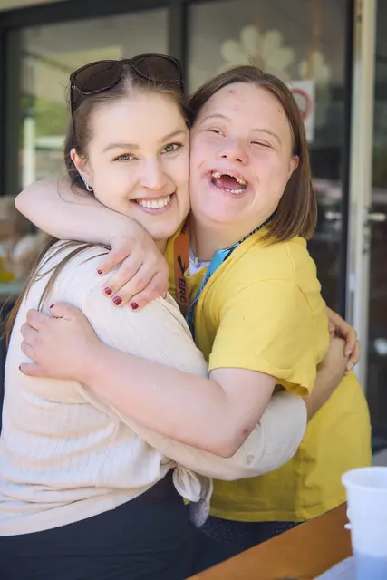 Bewohnerin Kathrin Wallner (r.) mit ihrer großen Schwester Nicole, über deren Besuch sie sich sichtlich sehr gefreut hat.  | Foto: Caritas Salzburg/Daniel Roos