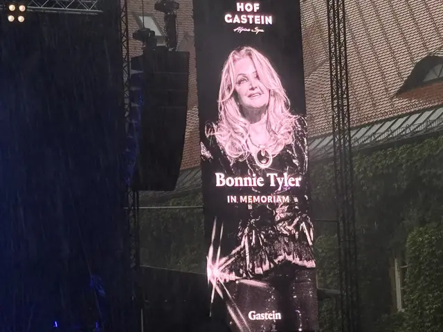 Auch eine bewegende Einspielung im Gedenken an die verstorbene Bonnie Tyler war Teil des Programms. | Foto: Christian Amtmann