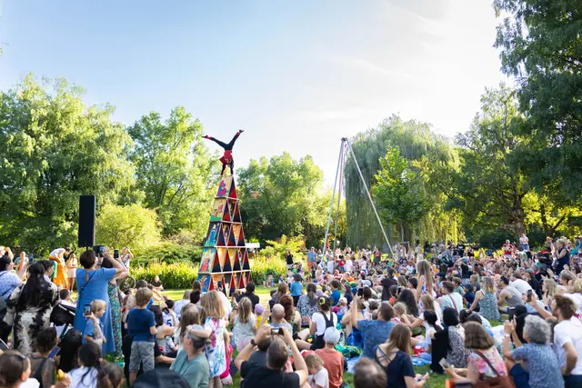 Das KRAPOLDI Festival verwandelt Innsbruck von 21. bis 30. August wieder in eine Bühne für zeitgenössischen Zirkus, Straßentheater und Musik. | Foto: Alena Klinger