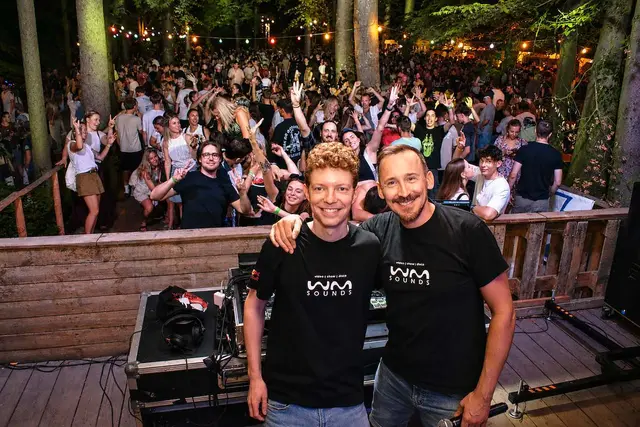 Rund 1.000 Besucherinnen und Besucher strömten den Wald in Regerstätten zum WM-Sounds Waldfest.  | Foto: WM-Sounds