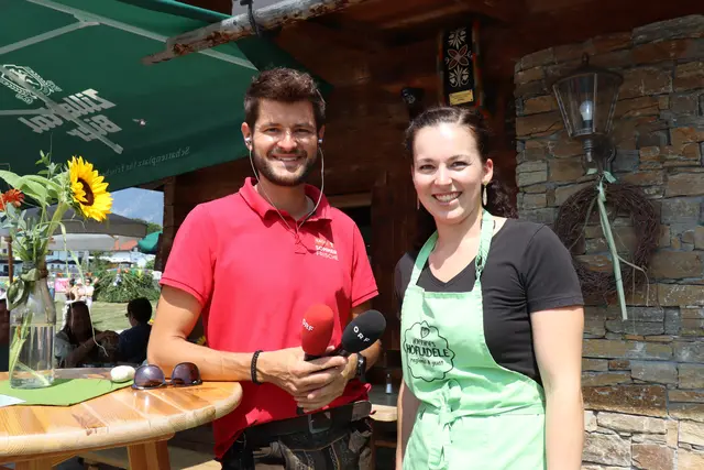 Moderator David Steiner mit Magdalena vom Weberhof im Gespräch.  | Foto: Kendlbacher