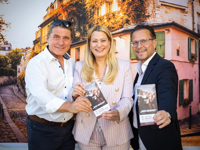  Landesrätin Daniela Winkler und der kaufmännische Leiter Alexander Kery gratulierten Intendant Christian Spatzek zur erfolgreichen Jubiläumsproduktion „Der Geizige“ sowie zu seinem 70. Geburtstag.  | Foto: Andreas Hafenscher, KBB