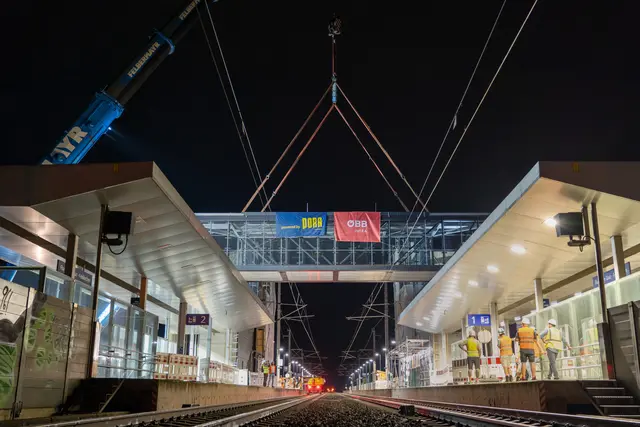 Am Wochenende wurde der neue Personensteg am Bahnhof Flughafen Feldkirchen eingehoben. | Foto: ÖBB/zepp-cam.at