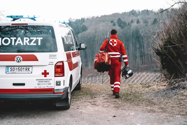 Der 34-jährige Biker musste vom Notarzt erstvsersorgt werden.  | Foto: Rotes Kreuz Feldbach