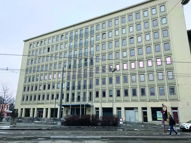 Das Gebäude am Höchstädtplatz 3 aus dem Jahr 1956 steht unter Denkmalschutz. So sah es noch 2018 aus. | Foto: Christine Bazalka