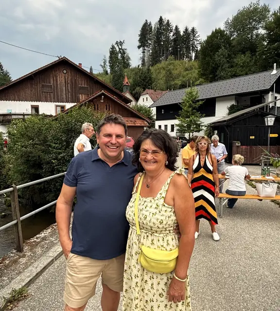 Metallbauer Hans(i) Wendl (ein gebürtiger Schardenberger) und Gattin Petra schätzen und lieben die wunderbare Naturkulisse in und rund um Kneiding. | Foto: Franz Gruber