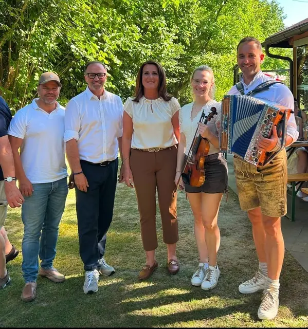 Thomas Prihoda, Günter Pröller, die Zweite Präsidentin des OÖ Landtages Sabine Binder und Musiker (v. l.).  | Foto: FPÖ UU