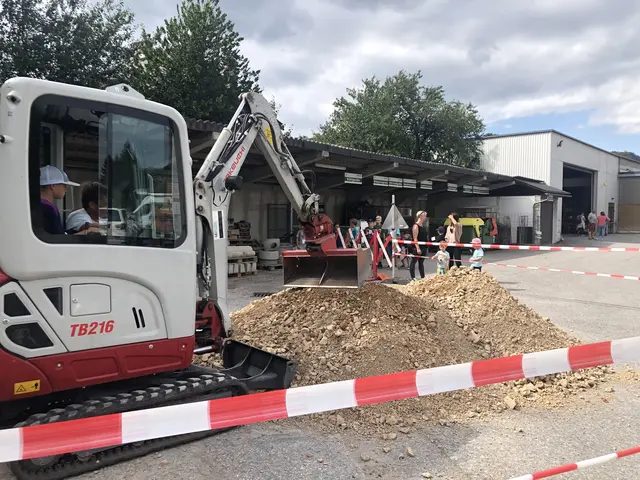 Beim Nahwärmewerk demonstrierte Nikolaus Kahrer den Kindern direkt vor Ort, wie aus Baumstämmen Hackgut hergestellt wird, das anschließend für die Beheizung öffentlicher Gebäude verwendet wird. | Foto: Gemeinde Rohrbach