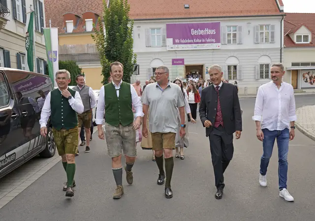Einzug der Ehrengäste und Weinbauern vom Gerberhaus in Richtung Hauptplatz | Foto: Roman Schmidt