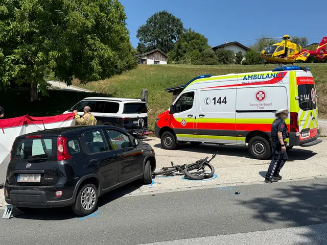 Bei einem schweren Verkehrsunfall in Kleinsöll kam ein 82-jähriger E-Bike-Fahrer nach der Kollision mit einem abbiegenden Pkw ums Leben. Die Ermittlungen zum Unfallhergang laufen. | Foto: zoom.tirol