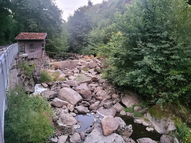 Bereits im Gusental flussaufwärts der Knollmühle ist der Fluss nur mehr ein Rinnsal, die Turbine der Mühle steht. | Foto: Eckhart Herbe