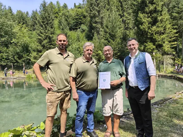 von links: Obmann Peter Brandstätter, die beiden Gründungsmitglieder Sternig Franz und Moser Alois
 und Bürgermeister Alfred Altersberger
  | Foto: Sportfischverein Nötsch