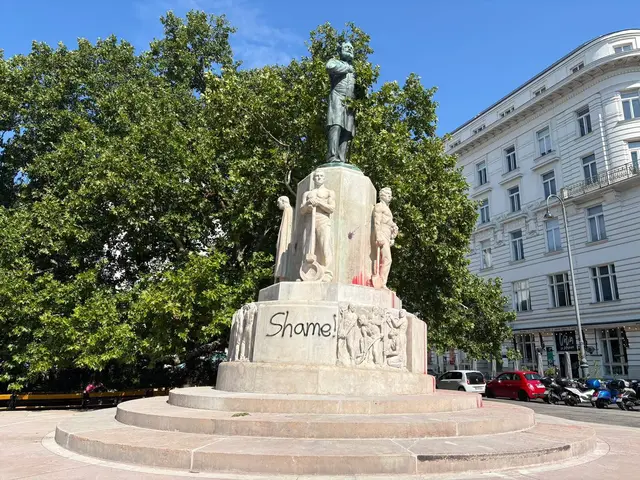 Das Lueger-Denkmal wurde erneut beschmiert. Jetzt prangt der Schriftzug "Shame!" auf der Statue. | Foto: Fabian Franz/MeinBezirk