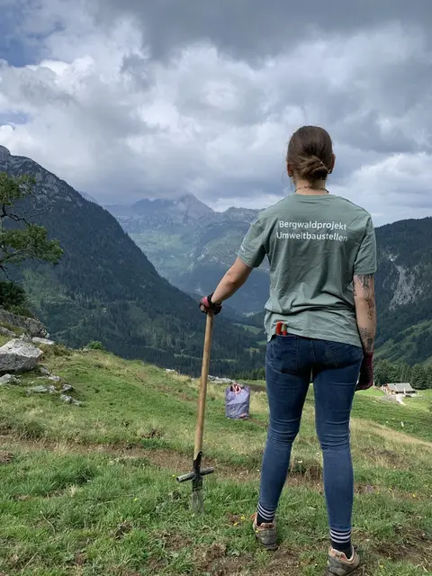 Blick in den Arbeitsbereich: Wo Muskelkraft und Leidenschaft die alpine Kulturlandschaft sichern. | Foto: Yaryna Patii