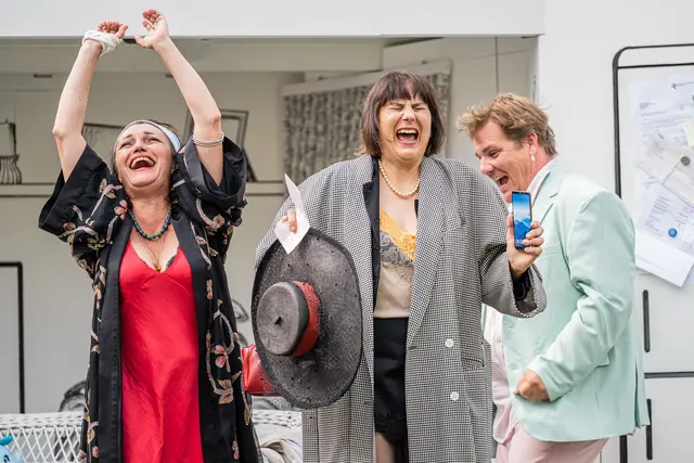 Gezeigt wurde in diesem Sommer die Komödie von Flavia Coste in einer Bearbeitung für das Salzburger Straßentheater von Georg Clementi. | Foto: SKV / ebihara photography