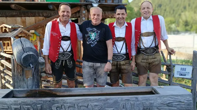In der Edlseer Alm von Fritz Kristoferitsch (2. v.l.) waren diesmal die drei Brüder der Filzmooser Tanzlmusi Live zu hören und sehen. | Foto: Josef Hofmüller