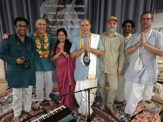 Badah Haridas, 2. von links, Dr. Shefali Kumar, Organisatorin aus Linz, Organisator Govinda Englberger, Mit-Organisator Jürgen Neuwirth aus dem Mühlviertel.  Das Kirtan Festival in der Linzer Sonnenstein-Loft zeigte einmal mehr, dass über Nationen und Religionen hinweg ein friedliches Miteinander möglich ist. | Foto: Robert Zinterhof