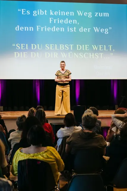 Der Frieden als Weg für die Menschen ... | Foto: Johanna Lamprecht