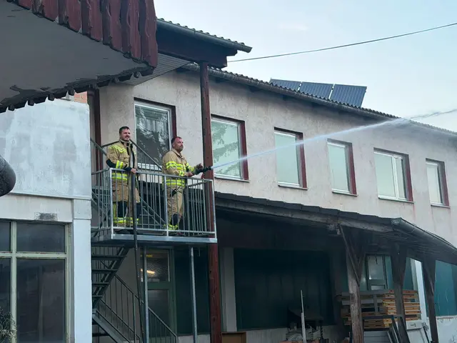 Die Einsatzkräfte durchsuchten das leerstehende Haus vorsorglich – glücklicherweise befand sich niemand im Gebäude. | Foto: FF Großebersdorf
