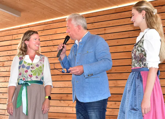 Martin Lammerhuber führte humorvoll durch die Modeschau. | Foto: Herbert Schleich