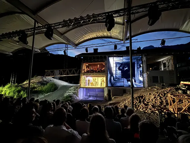 Die Tiroler Volksschauspiele präsentieren das historische Freiluft-Theaterstück im letzten – kurz vor dem Abriss stehenden - Haus in der Südtiroler Siedlung in Telfs. | Foto: Georg Larcher / MeinBezirk.at