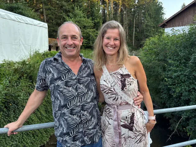 „Musikalische Talente“: Karl-Heinz Bachmair und seine Gattin Antonia verstärken schon Jahrzehntelang den Klangkörper der Trachtenmusikkapelle Schardenberg. Sie freuten sich auf das Konzert der Münchner Band Maxjoseph am ersten Abend. | Foto: Franz Gruber