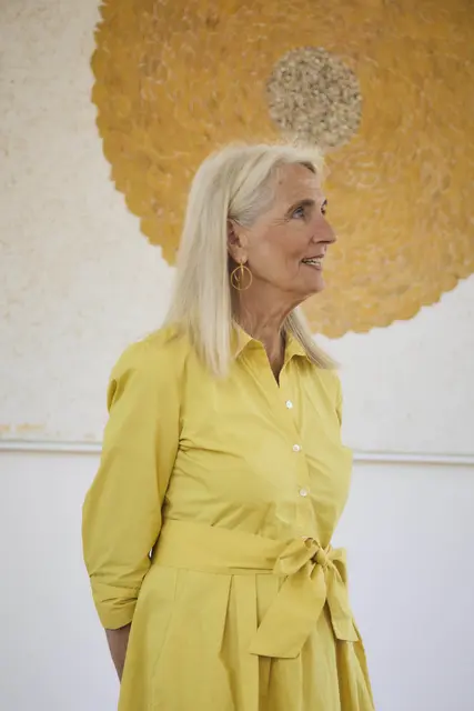Künstlerin Andrea Maria Reiser stellte die Entstehungsgeschichte ihres beeindruckenden Kunstwerks im Antoniussaal persönlich vor. | Foto: Caritas Salzburg/Daniel Roos