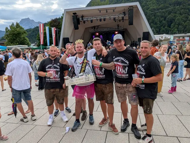 Auch eine lustige Gruppe aus Going war bei der "Junggesellen-Abschiedstour" von Bräutigam Stefan bei der Koasanacht dabei
