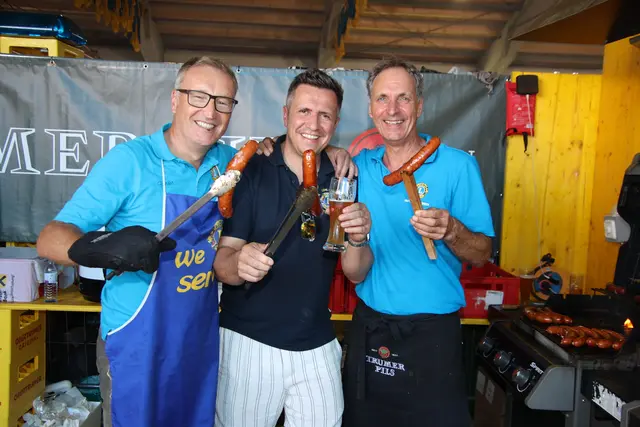 Gegrilltes: Manfred Rosenstatter, Präsident Martin Widenmayer, Hannes Moser.
