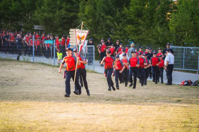 Die Feuerwehrjugendgruppen laufen geschlossen zur feierlichen Eröffnung des Bezirks-Feuerwehrjugendlagers 2026 in Lambach ein – ein Moment voller Gemeinschaft und Vorfreude. | Foto: Bezirks-Feuerwehrkommando Wels-Land