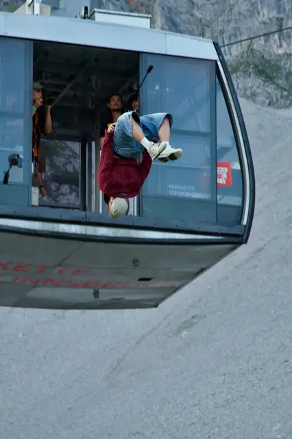 Ein Sprung aus 16 Meter Höhe aus der Gondel der Nordkettenbahnen. Munkys Air Jam lieferte spektakuläre Bilder. | Foto: Catrina macintosh/pauline rotter