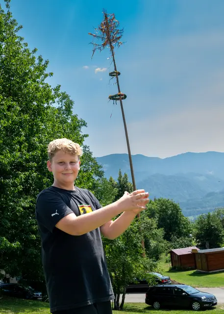 Lukas Kruschitz konnte den 32 Meter hohen Maibaum ersteigern.  | Foto: Dieter Arbeiter