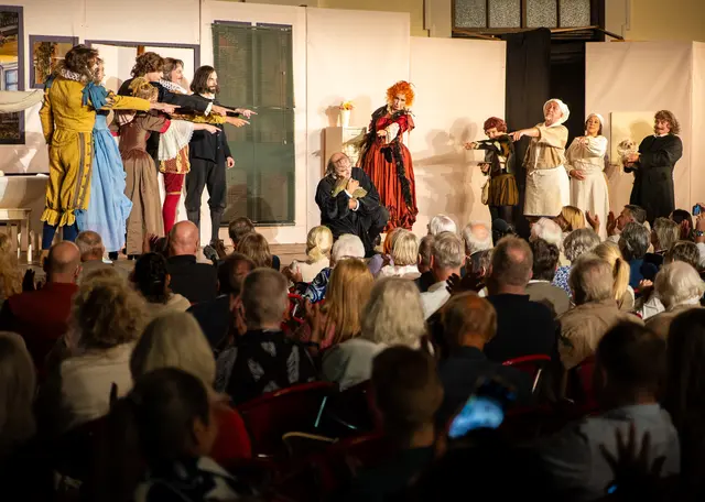 Schluss-Szene von „Der Geizige“, Theater Sommer Parndorf 2026. | Foto: Andreas Hafenscher, KBB