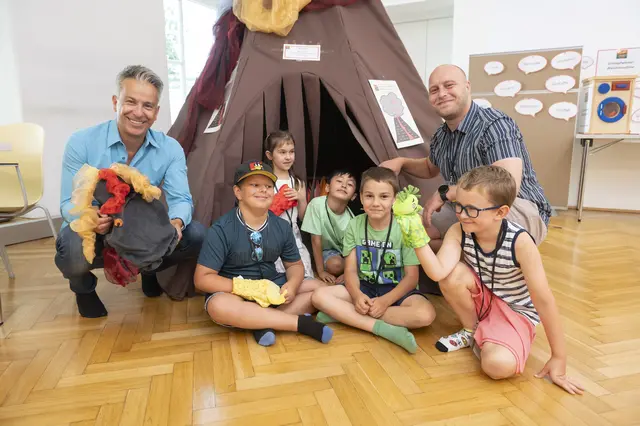 Gemeinsam mit den Kindern der Ferienbetreuung der Volksschule Neuhart besuchte Bildungsstadtrat Kurt Hohensinner (l.) die Ausstellung in der Keesgasse 6. | Foto: Stadt Graz/Fischer