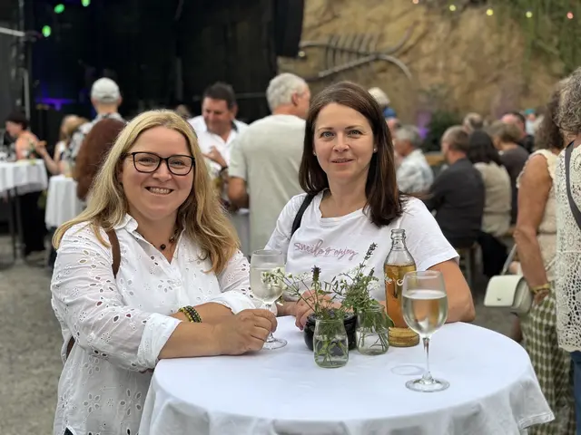 Auch Schärdings Umweltstadträtin Bianca Scharnböck und ihre Schwester Corinna machten einen Abstecher ins Kösslbachtal. | Foto: Franz Gruber