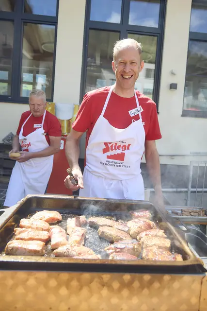Engelbert Rainer, vorne (Koch im Dorf St.Anton) und Sebastian Hollaus, im Hintergrund (ehem. Mitarbeiter in Pension, weiterhin ehrenamtlich tätig und immer großartiger Unterstützer bei Events und auch bei Ausflügen mit Bewohner*innen) | Foto: Caritas Salzburg/Daniel Roos