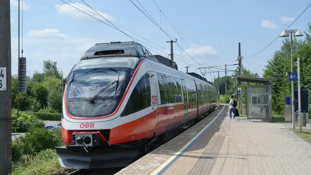 Unter anderem die Haltestelle Traisenpark soll im Zuge des Projekts erneuert und barrierefrei gestaltet werden.  | Foto: Josef Vorlaufer