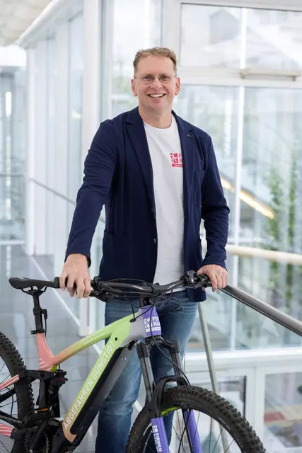 Peter Moll, Geschäftsleiter Firmenradl, weiß, dass Unternehmen ihre Arbeitgeberattraktivität steigern wollen und setzen deshalb auf das Angebot, Fahrräder für ihre Mitarbeitenden zur Verfügung zu stellen. | Foto: Firmenradl