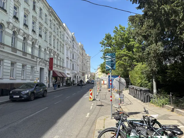 Die Seite auf der Währinger Straße könnte laut des Konzeptes zur Fußgängerzone werden. Die Lokale könnten sich dadurch mit Schanigärten bis zum Platz entfalten - das stößt jedoch auf Kritik.  | Foto: Lukas Ipirotis/MeinBezirk