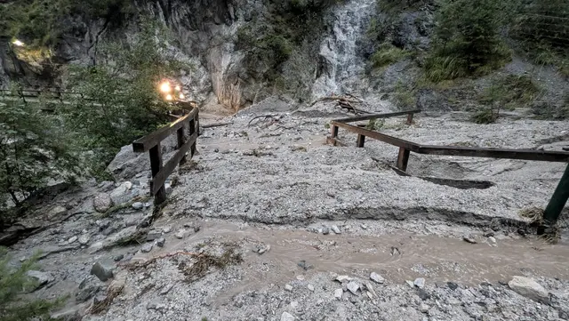 Die Vermurungen in der Kundler Klamm machten den Weg unpassierbar.  | Foto: FF Kundl
